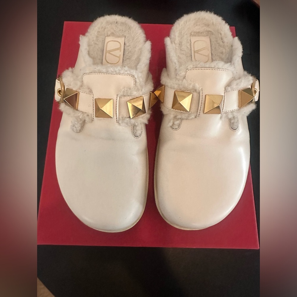 Valentino Garavani Roman Off White Sabot rockstud shearling lined mules clogs